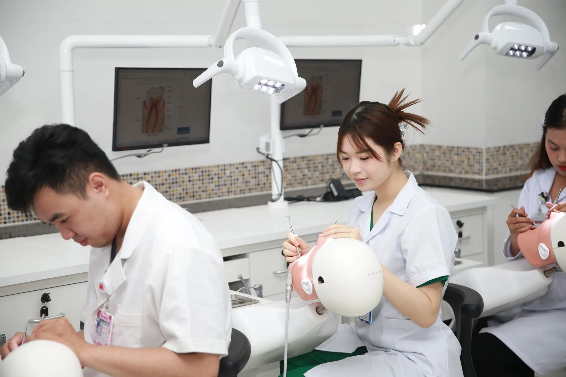 广州中昊装饰材料墙纸系列环保性能与施工工艺解析
