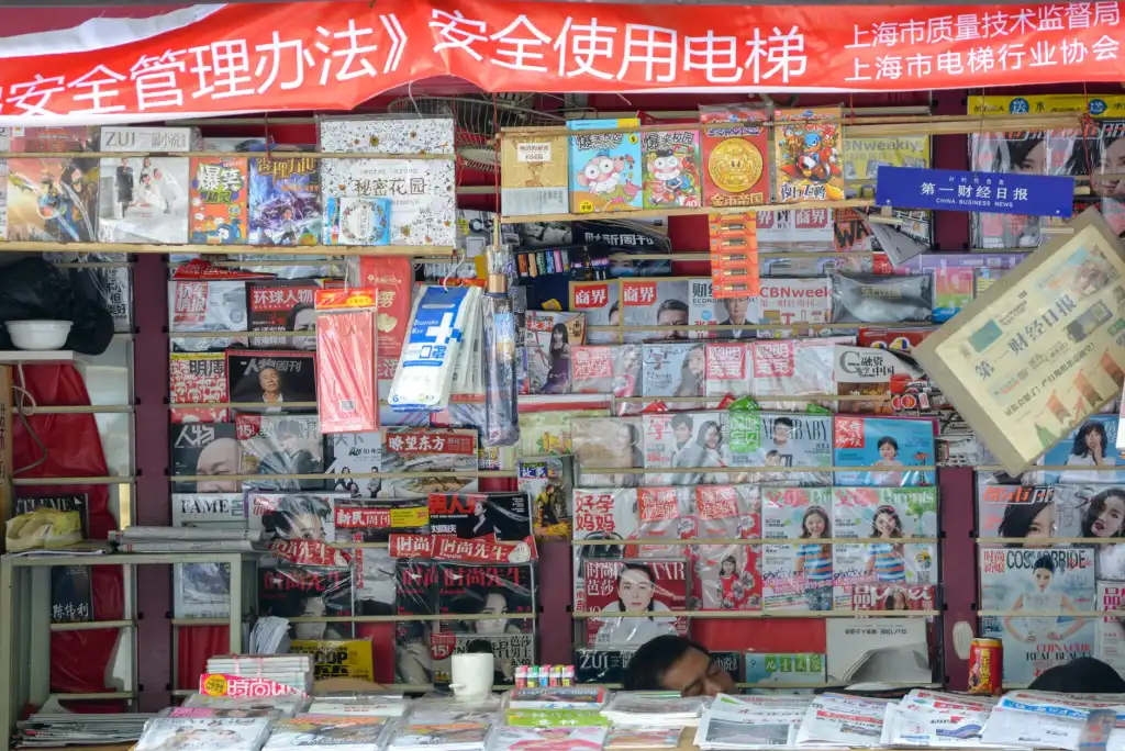 2025年装饰材料行业环保标准升级对墙纸与地板产品的影响分析