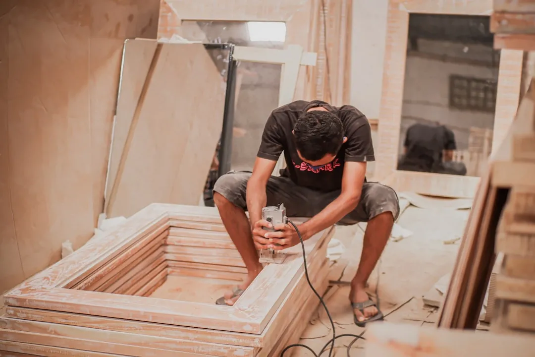 广州办公室装修如何选材：墙纸、地板与天花板的搭配要点