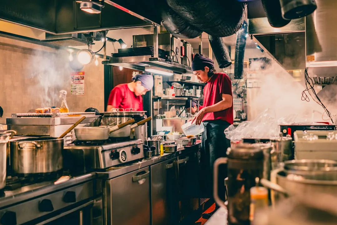 广州中昊装饰材料解析：墙纸与乳胶漆的室内装饰效果对比