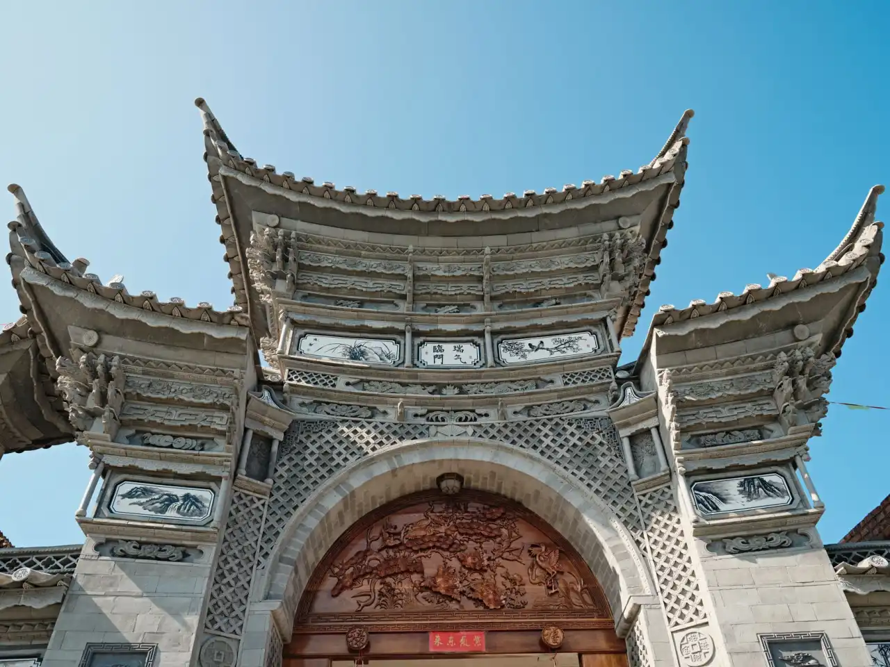 广州装修工程中墙纸与乳胶漆的装饰效果对比分析